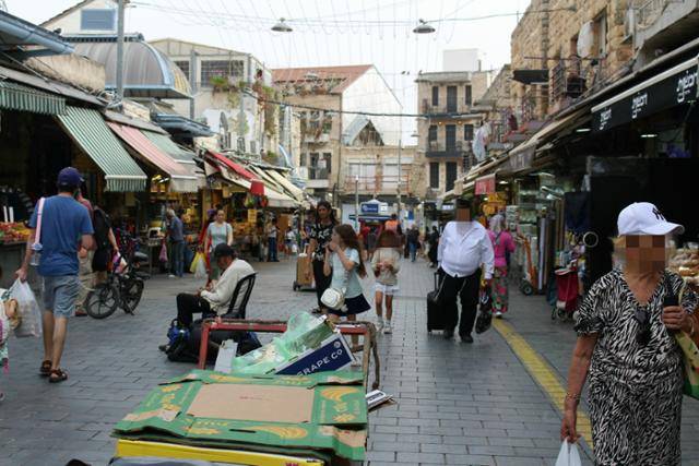 이스라엘 시민들이 지난 18일 예루살렘의 전통시장 '마하네 야후다'에서 장을 보고 있다. 예루살렘=김현종 기자