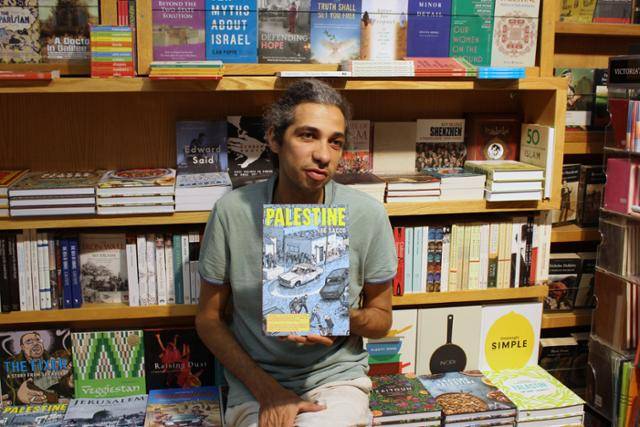 이스라엘 예루살렘에서 이스라엘·팔레스타인 갈등 문제 관련 서점을 운영하는 아흐마드 무나가 18일 한국일보 인터뷰에서 지난 2월 9일 이스라엘 경찰관의 서점 습격 사건을 설명하고 있다. 예루살렘=김현종 기자