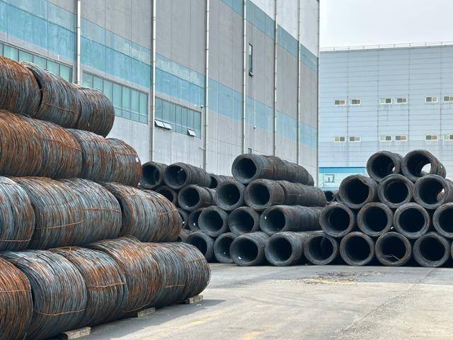 14일 경기 평택시 평택항 인근 무역회사 부지에 중국산 철재가 쌓여 있다. 평택=이상무 기자