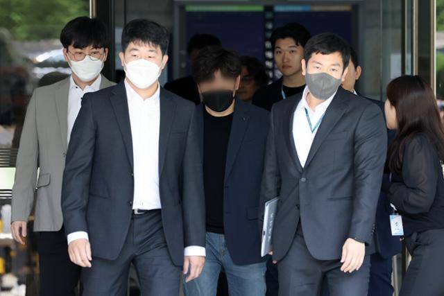 12·3 비상계엄 당시 계엄군이 선거연수원에서 중국인 간첩 99명을 체포했다는 기사를 쓴 스카이데일리 소속 기자 허모씨가 21일 오전 서울 서초구 서울중앙지방법원에서 열린 구속 전 피의자심문(영장실질심사)를 마치고 호송차량으로 이동하고 있다. 뉴스1