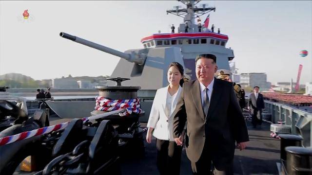 북한의 5,000t급 신형다목적구축함 '최현호' 진수식이 지난 25일 북한 김정은 국무위원장과 딸 주애가 참석한 가운데 남포조선소에서 진행됐다고 조선중앙TV가 지난달 26일 보도했다. 조선중앙TV 캡처