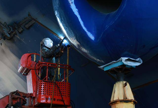 7일 HD현대중공업 울산조선소 9번 독 선행탑재장에서 취부사가 강판을 이어 배의 틀을 완성하고 있다. HD현대중공업 제공