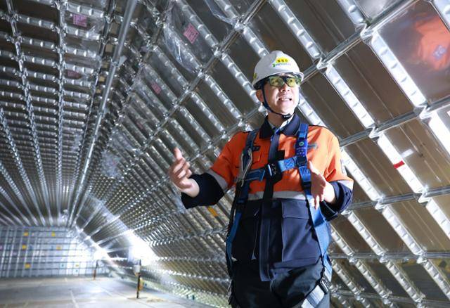 최정진 HD현대중공업 외업3담당 상무가 7일 울산조선소에서 건조 중인 액화천연가스(LNG) 운반선 멤브레인 내부에서 용접 기술에 대해 설명하고 있다. HD현대중공업 제공