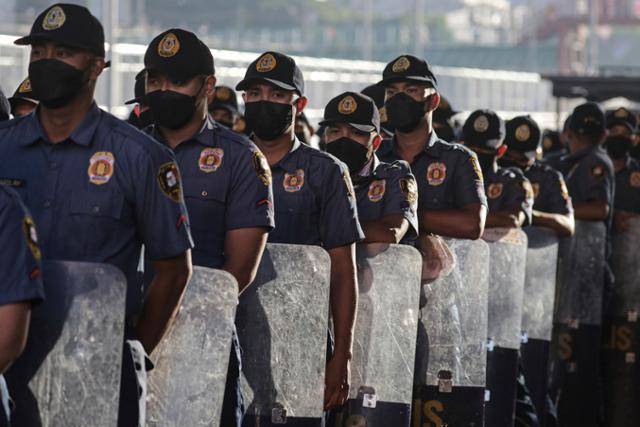 2022년 필리핀 퀘존시 하원 앞에서 경찰이 경계를 서고 있다. 퀘존=AP 연합뉴스 자료사진