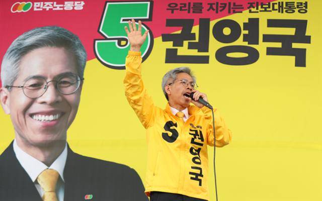 권영국 민주노동당 대선 후보가 21일 제주시 신제주로터리 인근에서 유권자들에게 지지를 호소하고 있다. 제주=뉴시스