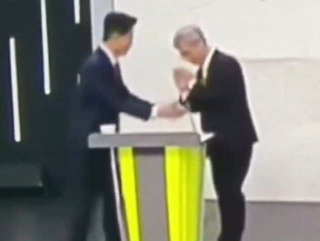 18일 중앙선거방송토론위원회가 주관하는 제21대 대통령 선거 후보자 토론회가 끝난 뒤 김문수(왼쪽) 국민의힘 후보의 악수 요청을 권영국 민주노동당 후보가 정중히 거절하고 있다. 중앙선거관리위원회 유튜브 영상 캡처