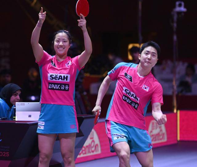 임종훈(오른쪽)과 신유빈이 22일(한국시간) 카타르 도하 루사일 스포츠 아레나에서 열린 2025 국제탁구연맹(ITTF) 세계선수권대회 혼합복식 8강에서 대만의 린윈주-정이칭 조에 승리한 후 환호하고 있다. 사진공동취재단