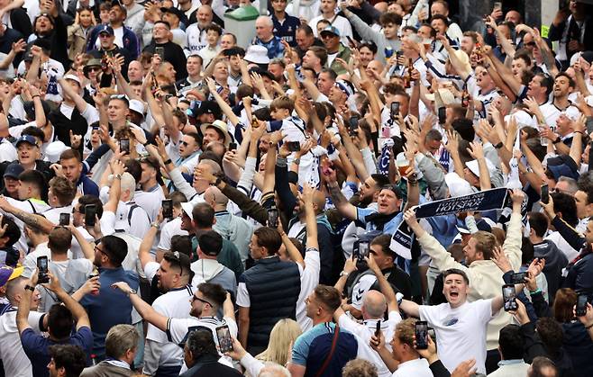 토트넘 팬들의 응원 모습. 사진=로이터 연합뉴스