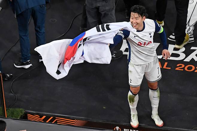 UEL 결승전을 마친 뒤 태극기를 받는 손흥민. 사진=AFP 연합뉴스