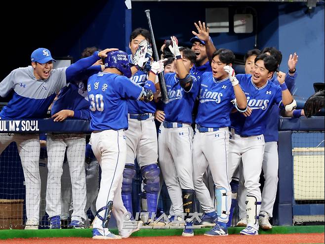 2025 KB0리그 프로야구 키움히어로즈와 삼성라이온즈의 경기가 20일 오후 서울 고척스카이돔에서 열렸다. 9회초 1사 김영웅이 1점홈런을 치고 홈인해 동려들의 축하를 받고 있다. 고척=김민규 기자 mgkim1@edaily.co.kr /2025.05.20/