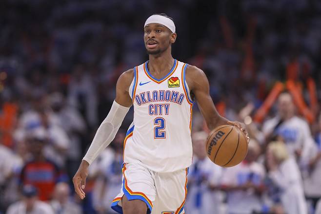 <yonhap photo-3200=""> Oklahoma City Thunder guard Shai Gilgeous-Alexander dribbles the ball up court against Minnesota Timberwolves during the second half of Game 1 of an NBA basketball Western Conference Finals playoff series Tuesday, May 20, 2025, in Oklahoma City. (AP Photo/Nate Billings)/2025-05-21 11:56:50/ <저작권자 ⓒ 1980-2025 ㈜연합뉴스. 무단 전재 재배포 금지, AI 학습 및 활용 금지></yonhap>