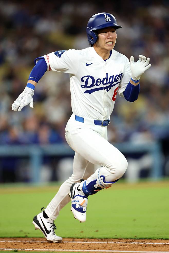 <yonhap photo-3618=""> LOS ANGELES, CALIFORNIA - MAY 19: Hyeseong Kim #6 of the Los Angeles Dodgers runs to first base against the Arizona Diamondbacks during the sixth inning at Dodger Stadium on May 19, 2025 in Los Angeles, California. Luke Hales/Getty Images/AFP (Photo by Luke Hales / GETTY IMAGES NORTH AMERICA / Getty Images via AFP)/2025-05-20 14:10:43/ <저작권자 ⓒ 1980-2025 ㈜연합뉴스. 무단 전재 재배포 금지, AI 학습 및 활용 금지></yonhap>