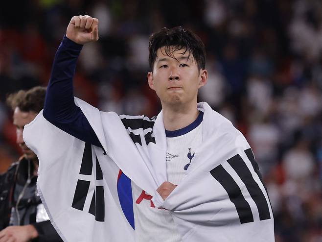 UEL 우승 후 태극기를 두르고 기쁨을 누린 손흥민. 사진=로이터 연합뉴스