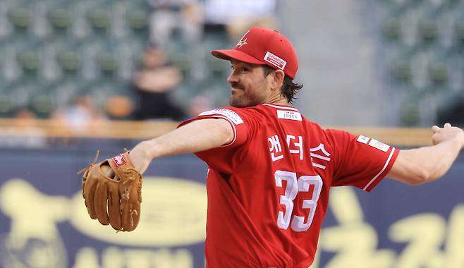 <yonhap photo-5246="">21일 서울 잠실야구장에서 열린 프로야구 SSG와 두산의 경기에서 SSG의 선발투수 앤더슨이 역투하고 있다. 사진=연합뉴스</yonhap>