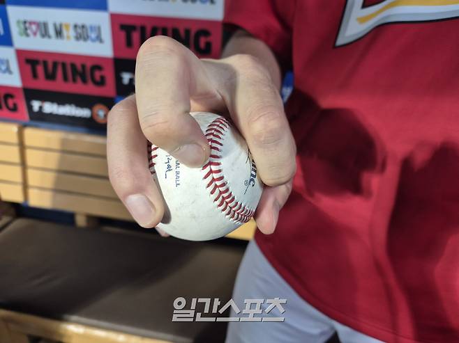 드류 앤더슨의 체인지업 그립. 잠실=차승윤 기자 chasy99@edaily.co.kr