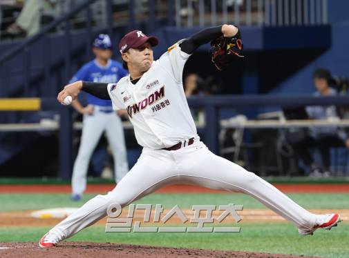 28일 오후 고척스카이돔에서 열린 프로야구 삼성-키움전. 키움 투수 문성현이 9회 등판해 투구하고 있다. 고척=정시종 기자 /2024.08.28