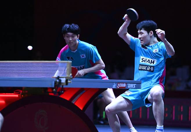 장우진(오른쪽), 조대성이 21일(현지시간) 카타르 도하 루사일 아레나에서 열린 2025 국제탁구연맹(ITTF) 세계선수권대회 남자복식 16강 중국 린가오위안 · 린스둥과 경기를 펼치고 있다. 2025. 5. 21. 사진공동취재단