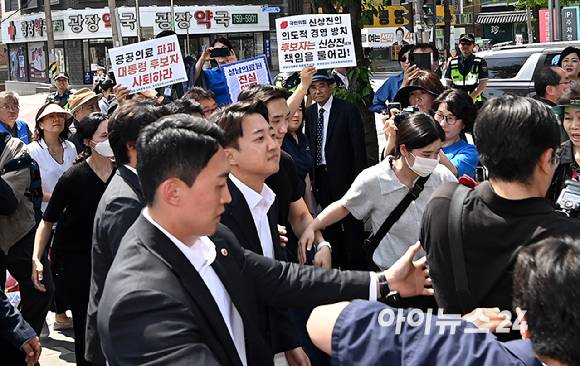 이준석 개혁신당 대선 후보가 지난 21일 경기 성남의료원을 방문, 시민단체 회원들의 항의를 받으며 들어서고 있다. [사진=곽영래 기자]