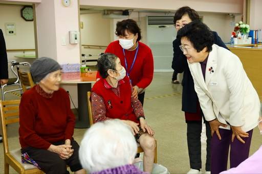 김경희 이천시장이 설을 맞아 다사랑 양로원과 요양원을 방문해 어르신들과 소통하고 있다. [사진=이천시]