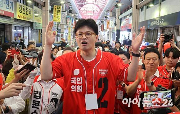 한동훈 전 국민의힘 대표가 22일 청주육거리종합시장에서 김문수 후보 지지 유세를 하고 있다. [사진=윤재원 기자]