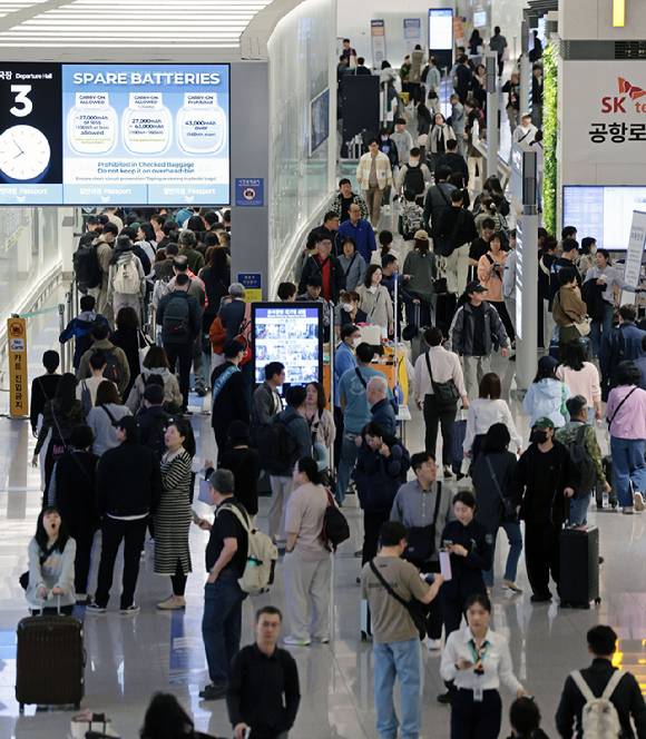 인천국제공항 제1여객터미널 출국장이 승객들로 북적이고 있다. 2025.5.1 [사진=연합뉴스]