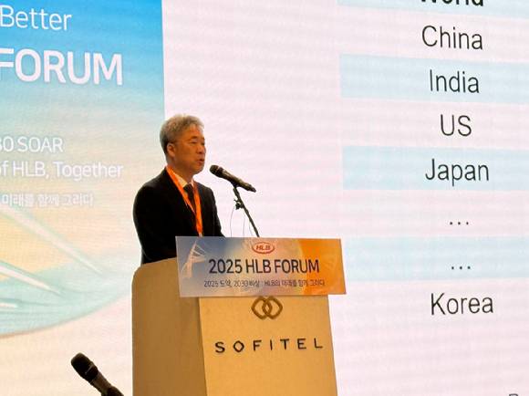 정세호 엘라바테라퓨틱스 대표이사가 22일 열린 HLB 포럼에서 리보세라닙·캄렐리주맙 병용요법 임상 결과와 개발 히스토리를 설명하고 있다. [사진=HLB그룹 제공]