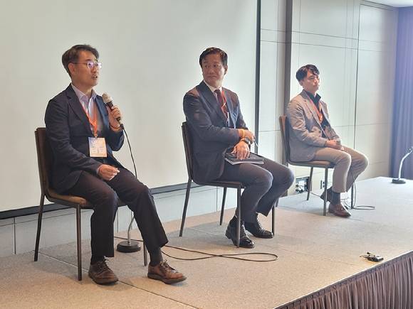 김대수 HLB뉴로토브 대표, 김도연 HLB제넥스 대표, 심경재 HLB펩 대표가 22일 열린 HLB 포럼 기자간담회에서 각 사 미래 방향성을 설명하고 있다. [사진=HLB그룹 제공]