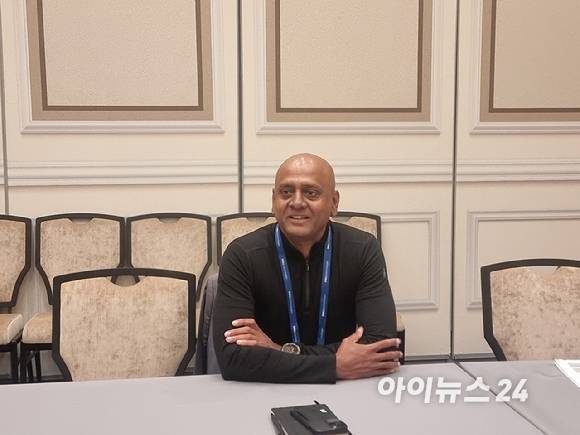 사티시 아이어 델 AI부문 혁신 및 에코시스템 부사장이 19일(현지시간) 미국 라스베이거스에서 열린 DTW 2025 현장에서 한국 기자단과 인터뷰를 하고 있다. [사진=윤소진 기자]