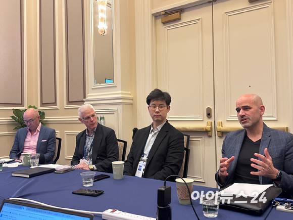 (왼쪽부터) 크리스 켈리 델 APJC ISG 부문 수석부사장, 피터 마스 델 APCJ 총괄 사장, 김재원 엘리스그룹 대표, 대니 엘마지 델 APJC 프리세일즈&nbsp;부사장이 21일(현지시간) 미국 라스베이거스에서 열린 '델 테크놀로지스 월드(DTW) 2025'에서 APJC 지역 미디어 라운드테이블을 진행하고 있다. [사진=윤소진 기자]