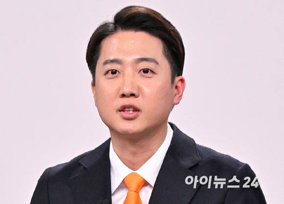 이준석 개혁신당 대선후보가 18일 서울 마포구 SBS프리즘타워에서 열린 중앙선거방송토론위원회 주관 제21대 대통령선거 후보자토론회에서 발언하고 있다. [사진=국회사진취재단]