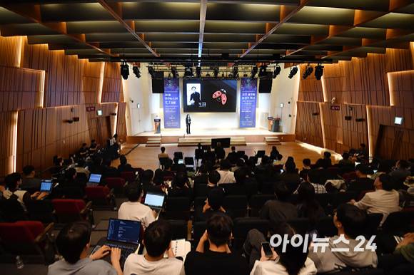 제4회 아이뉴스24 ICT 포럼 '장르 플랫폼 파괴적 혁신: 게임 개척자에게 노하우를 듣다' 라는 주제로 22일 오후 서울 중구 페럼타워 페럼홀에서 열렸다. 권다희 디랩스게임즈 전략 총괄 디렉터가 강연을 하고 있다. [사진=곽영래 기자]