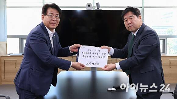 전도현 오산시의원이 ‘동탄2 유통3부지 물류센터 건립 반대 철회 촉구 결의문’을 22일 경기도 광역교통정책과에 전달했다. [사진=오산시의회]