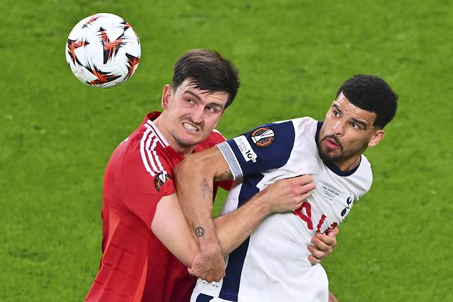 토트넘 솔랑키(오른쪽)과 맨유 매과이어가 볼을 다투고 있다. [AP=연합뉴스]