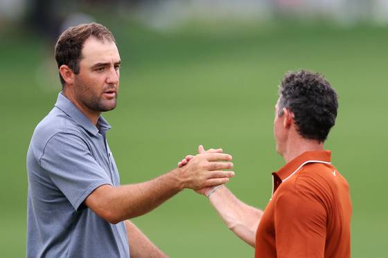 로리 매킬로이와 스코티 셰플러가 PGA 챔피언십 2라운드 후 악수하고 있다. 셰플러가 PGA 챔피언십에서 우승했다. AFP=연합뉴스