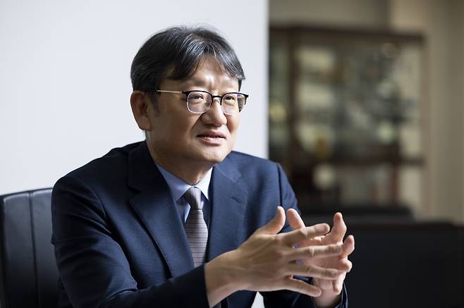 권기섭 경제사회노동위원회 위원장은 지난 14일 서울 종로구 경사노위 사무실에서 “노사 합의가 불발된 점은 안타깝지만, 더는 늦출 수 없었다”고 말했다. 최영재 기자