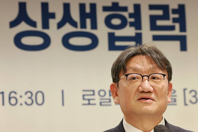 권기섭 경제사회노동위원회(경사노위) 위원장이 지난해 12월 20일 오후 서울 중구 로얄호텔에서 경사노위와 고용노동부가 공동 주최한 중앙·지역 노사민정 상생협력 활성화 워크숍에 참석해 인사말을 하고 있다. [연합뉴스]