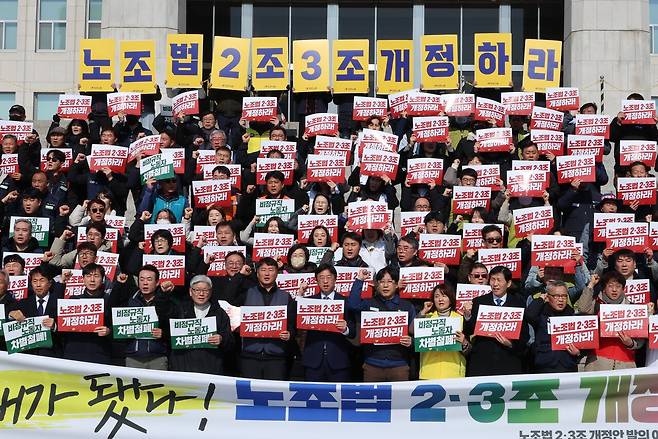 지난 3월 당시 야 5당과 양대 노총 조합원, 시민단체 회원들이 서울 여의도 국회 본청 앞에서 노란봉투법(노조법 2·3조 개정) 재추진을 촉구하며 구호를 외치고 있다. [연합뉴스]