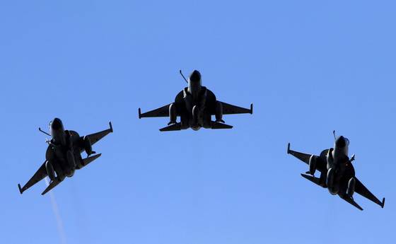 파키스탄 공군의 J-10 전투기가 지난 3월 23일 파키스탄 국경일을 맞아 이슬라마바드에서 에어쇼를 하고 있다. EPA=연합뉴스