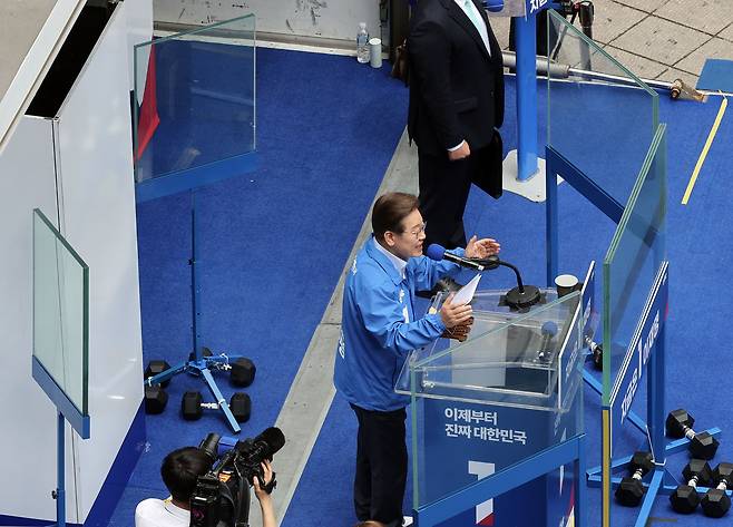 이재명 더불어민주당 대선 후보가 21일 오후 인천광역시 남동구 구월로데오거리에서 유세하고 있다. 이 대표 앞은 물론 뒤에도 방탄막이 설치돼 있다. 김성룡 기자