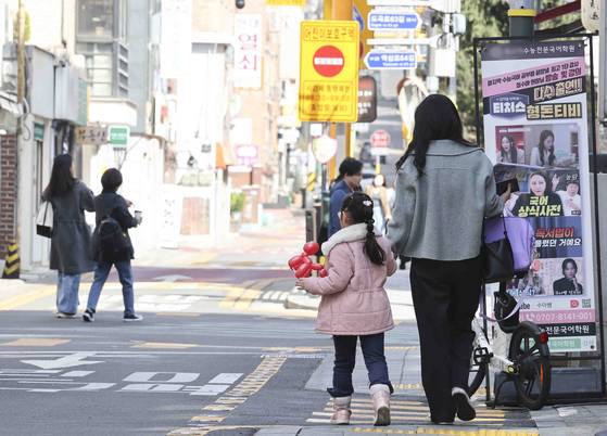 지난 3월 13일 서울 강남구 대치동 학원가에서 한 어린이가 학원으로 향하고 있다. 교육부와 통계청이 이날 발표한 ‘2024 유아 사교육비 시험조사’에 따르면, 작년 7~9월 동안 유아 172만 1000명의 사교육비 지출은 총 8154억 원에 달했다. 뉴시스