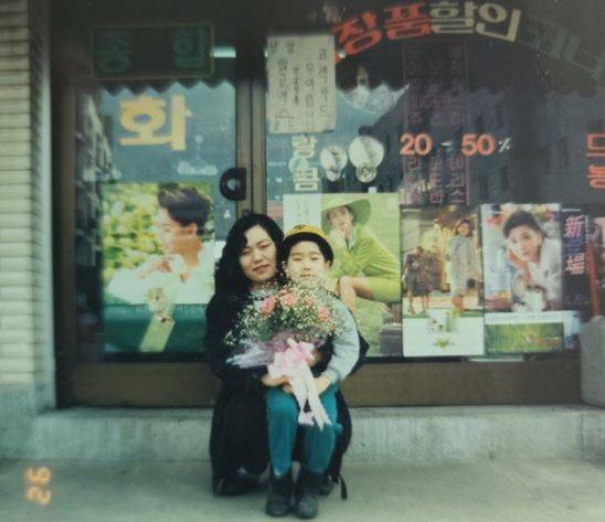 출산 후 대기업 다니던 남편 퇴사로 가정형편이 정말 어려웠다. 목욕탕에서 아이 요구르트 하나 안 사줄 만큼 아껴서 임정열 전무는 작은 화장품 가게를 했다. 가게 앞에서 아들과 함께. [사진 임정열]