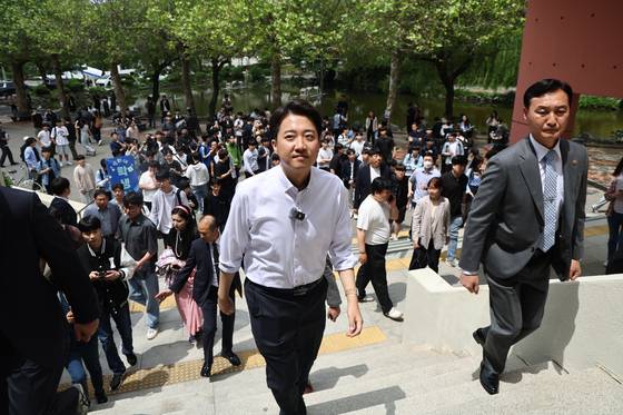 개혁신당 이준석 대선 후보가 22일 '학식먹자 이준석' 행사가 열린 인천 미추홀구 인하대학교를 방문해 이동하고 있다. 연합뉴스