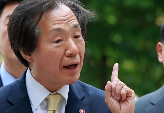 정기석 국민건강보험공단 이사장이 22일 오후 서울 서초구 서울고등법원에서 열리는 담배소송 항소심 최종변론(12차)을 앞두고 기자회견을 하고 있다.   뉴스1