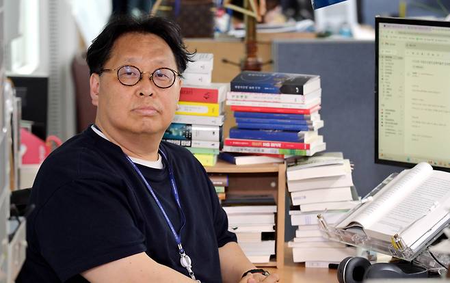 오석기 강원일보 기자는 편집·문화·교육 데스크 업무에 더해 간혹 데일리 기사를 쓰면서 매주 수요일과 금요일에 각각 ‘그림 속 강원도’와 ‘오대산사고본 조선왕조실록·의궤 톺아보기’를 연재하고 있다. /오석기 제공