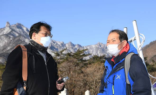 오석기 강원일보 기자가 5월17일 강원도 동해시 동해꿈빛마루도서관 3층 강당에서 ‘소설 속 강원도-지역성과 문학적 가치’를 주제로 강연하고 있다. /오석기 제공