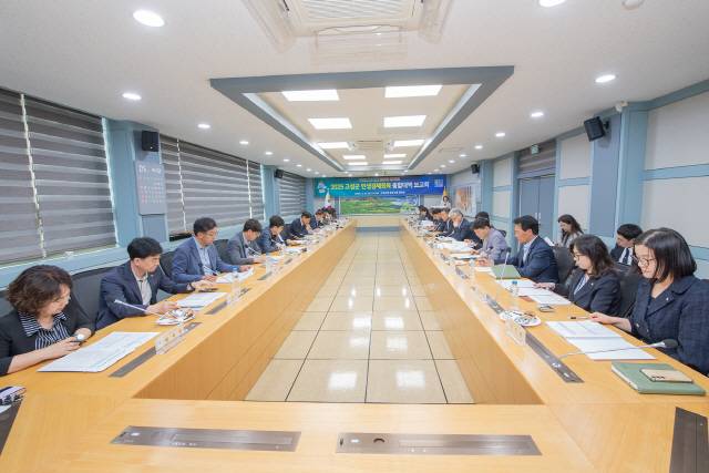 ▲ 함명준 고성군수가 21일 회의실에서 경기침체 장기화에 따른 지역 민생경제 회복을 위한 종합대책보고회의를 주재하고 분야별 대책을 강구하기로 했다.