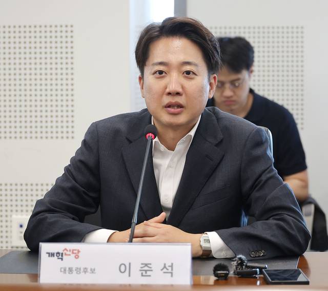 ▲ 개혁신당 이준석 대선 후보가 지난 21일 경기 성남의료원에서 한호성 원장과 간담회를 하고 있다. 연합뉴스