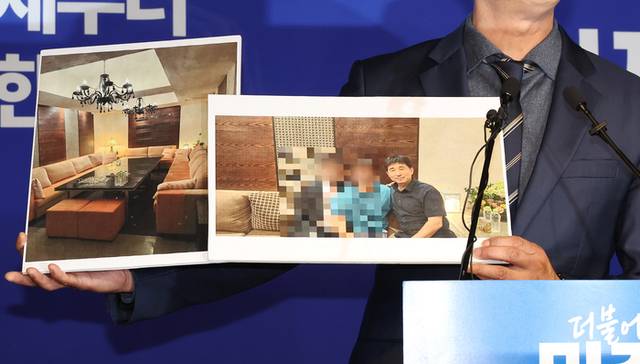 ▲ 더불어민주당 노종면 선대위 대변인이 지난 19일 서울 여의도 당사에서 “윤석열 전 대통령의 내란 혐의 사건 재판장인 지귀연 서울중앙지법 부장판사가 유흥업소에서 접대받았다”라는 의혹을 제기하며 관련 사진을 공개하고 있다. 연합뉴스