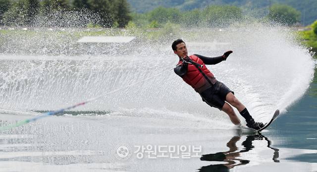 ▲ 강원 영서지역의 낮 최고기온이 30도를 웃도는 후텁지근한 날씨를 보인 21일 춘천 의암호에서 브릭아일랜드 소속 코치가 물보라를 일으키며 수상스키를 타고 있다. 방도겸 기자