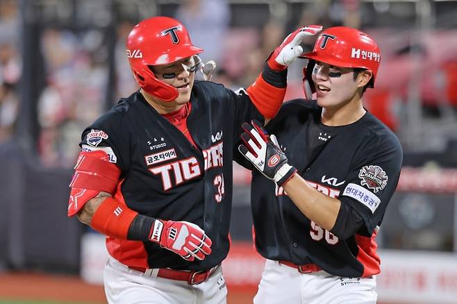 ▲ 지난 20일 경기에서 2점 홈런을 치고난 뒤 오선우와 기뻐하는 최형우 [KIA타이거즈]&nbsp;&nbsp;